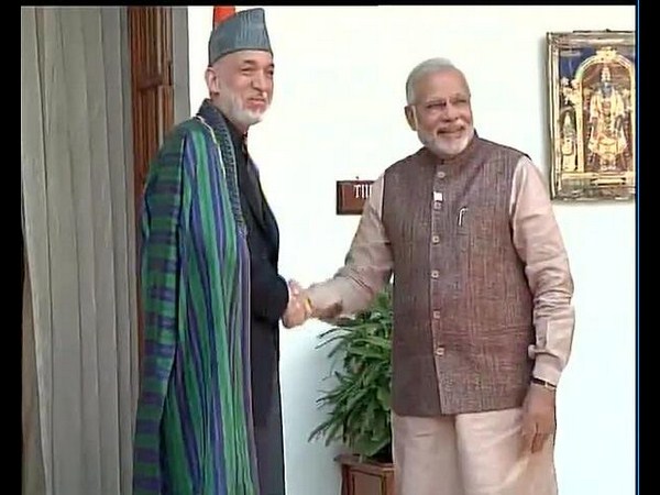 కర్జాయ్‌తో మోడీ..