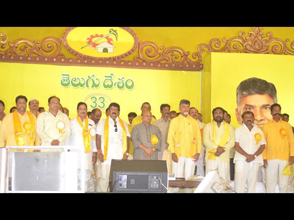 వేదికపై బాలకృష్ణ