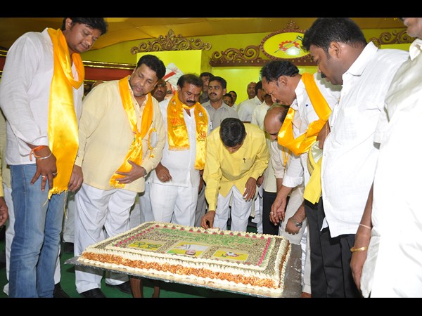 కేక్ కట్ చేస్తూ...