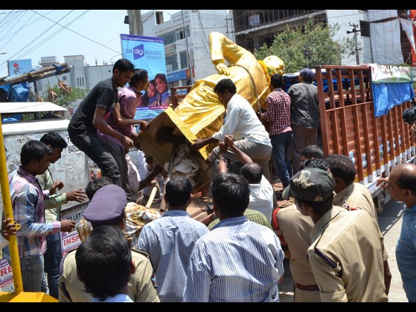 ఎన్టీఆర్ విగ్రహ స్థాపన రగడ