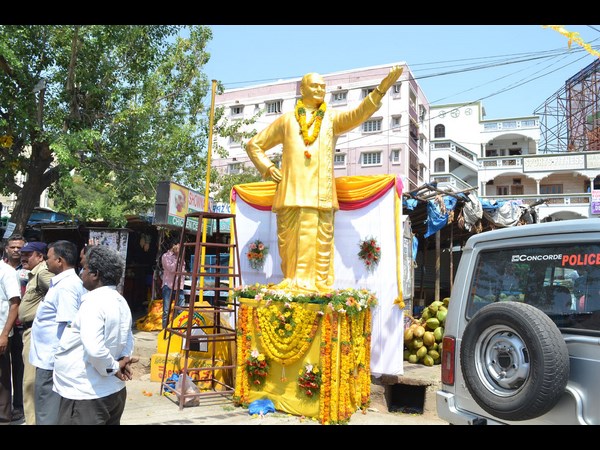 ఎన్టీఆర్ విగ్రహంపై రగడ