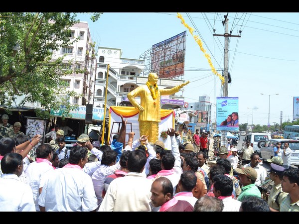 ఎన్టీఆర్ విగ్రహంపై రగడ