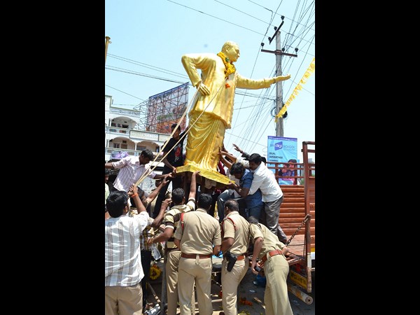 ఎన్టీఆర్ విగ్రహంపై రగడ