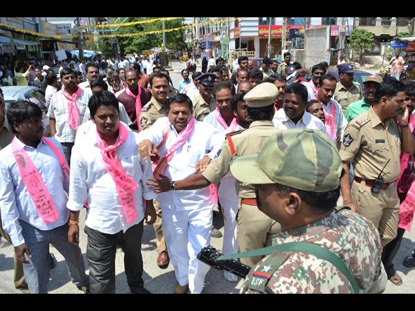 ఎన్టీఆర్ విగ్రహంపై రగడ