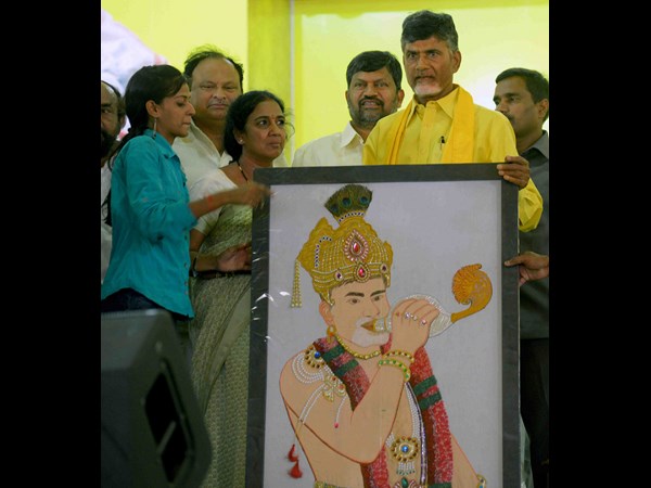 శంఖంపూరించిన చంద్రబాబు