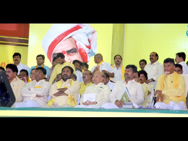 వేదికపై చంద్రబాబు