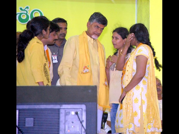 చంద్రబాబుతో మహిళా నేతలు