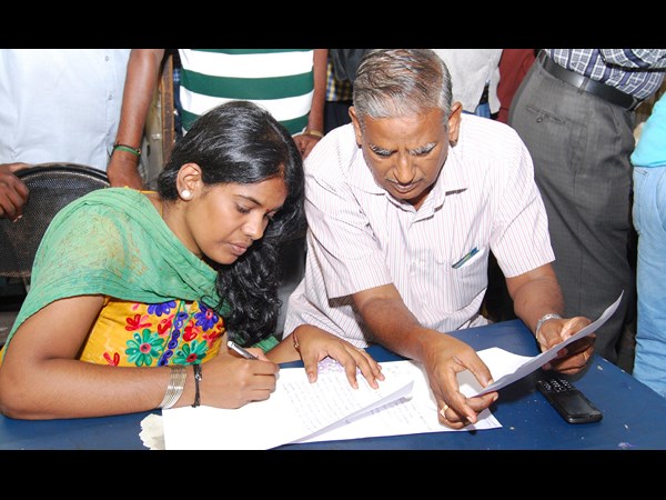 చైన్ లాగి దోపిడీ చేశారు చైన్ లాగి దోపిడీ చేశారు