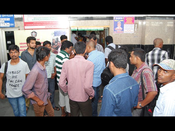 రైలు దోపిడీ బాధితులు రైలు దోపిడీ బాధితులు