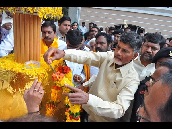 తెలంగాణ సంబురాల్లో బాబు
