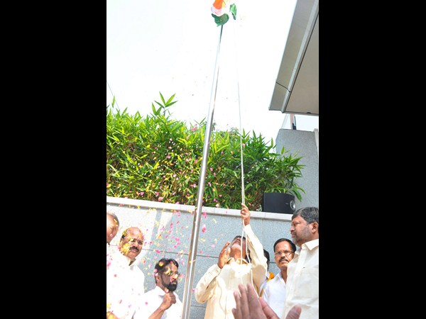 జాతీయ పతాకను ఆవిష్కరించిన బాబు