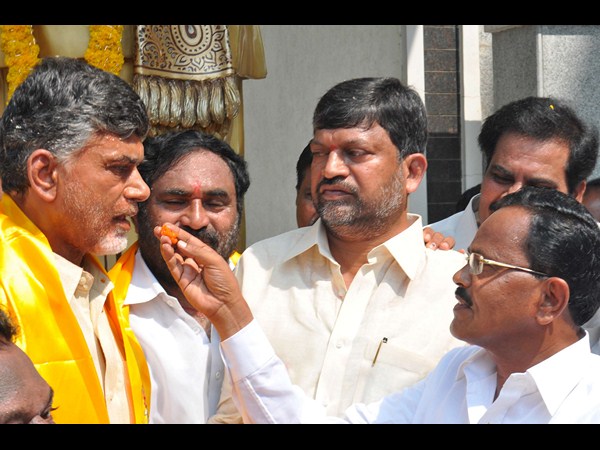స్వీట్ తినిపించారు