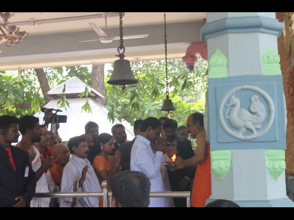 కెసిఆర్ వెనకే కవిత