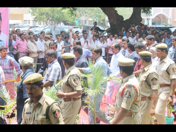 కెసిఆర్‌కు ఘనస్వాగతం 