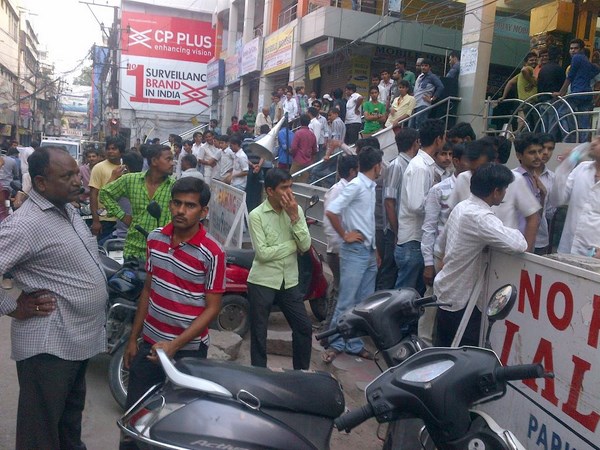 గుంపు ఇలా..