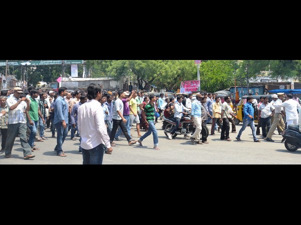 చలాన్ వివాదం: ఎస్ఐపై దాడి
