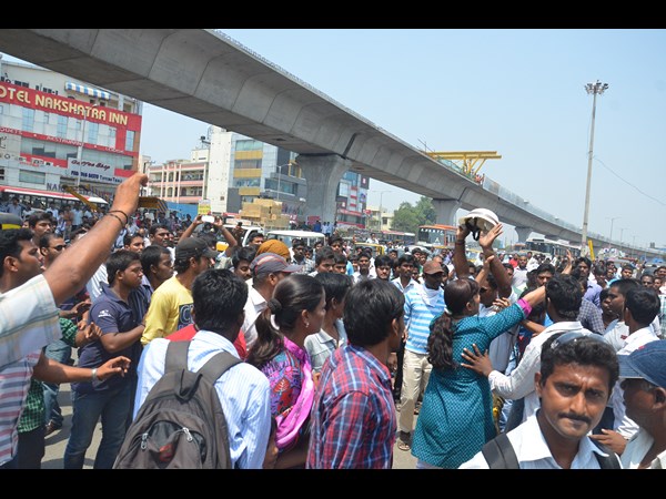 చలాన్ వివాదం: ఎస్ఐపై దాడి