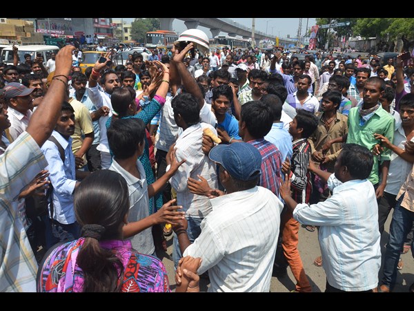 చలాన్ వివాదం: ఎస్ఐపై దాడి
