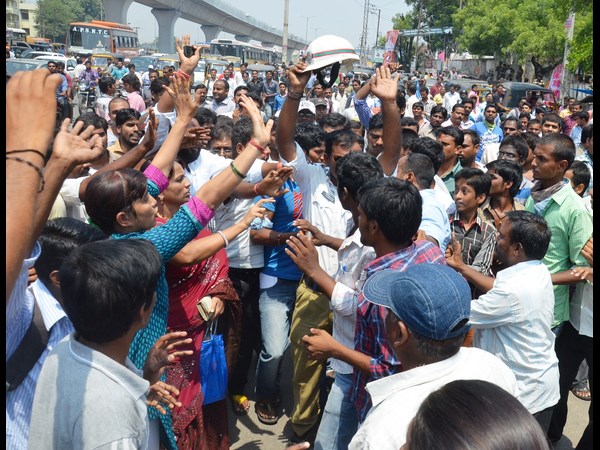 చలాన్ వివాదం: ఎస్ఐపై దాడి
