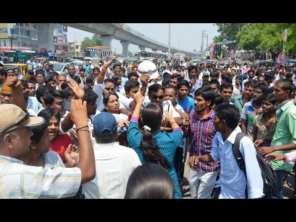 చలాన్ వివాదం: ఎస్ఐపై దాడి