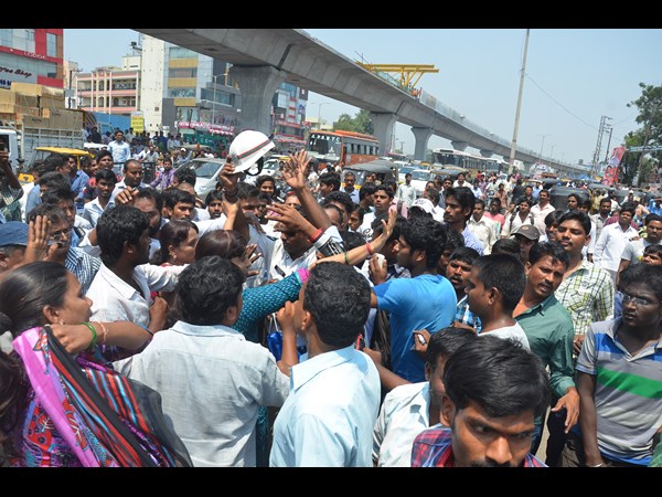 చలాన్ వివాదం: ఎస్ఐపై దాడి