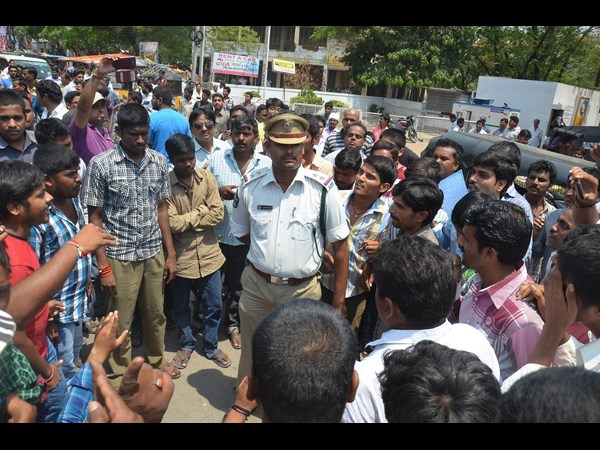 చలాన్ వివాదం: ఎస్ఐపై దాడి