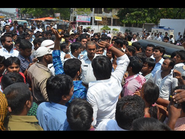 చలాన్ వివాదం: ఎస్ఐపై దాడి