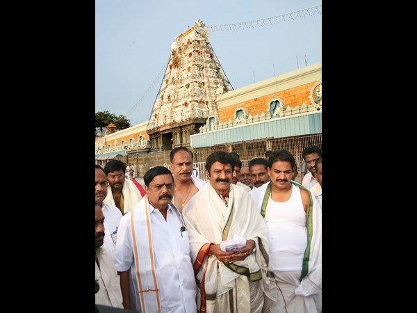 తిరుమలలో బాలకృష్ణ