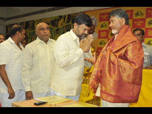 బాబుకు టీ నేతల సన్మానం