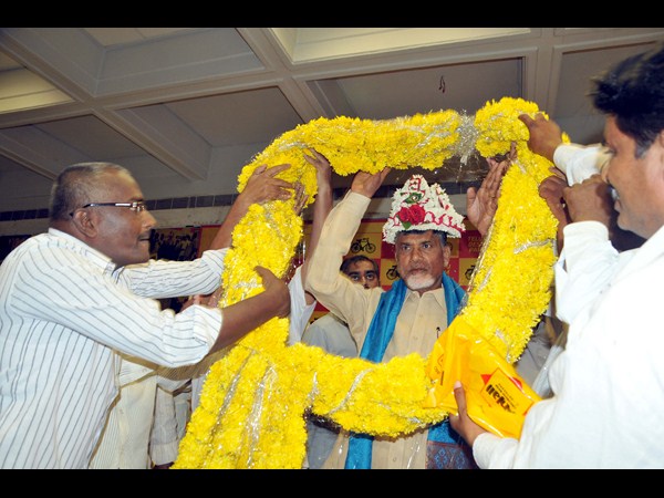చంద్రబాబుకు పూలమాల