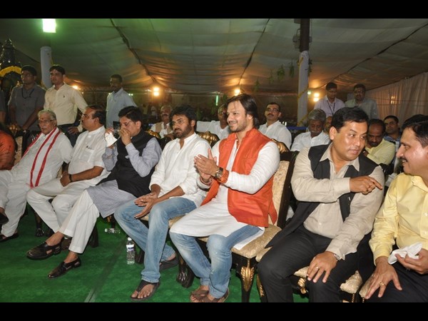 పవన్ కళ్యాణ్ పక్కన వివేక్ ఒబెరాయ్...