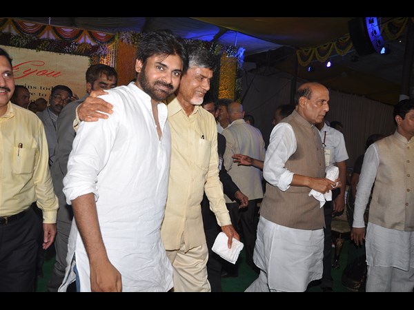 పవన్ కళ్యాణ్‌ భుజంపై చేయి వేసి..