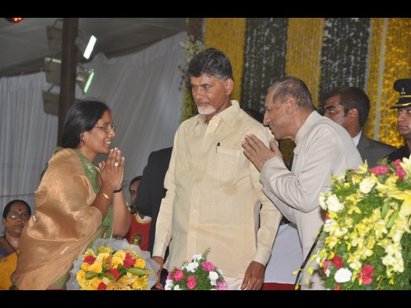 పరిటాల సునీత తడబడ్డారు