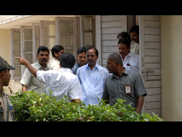 హామీలను అమలు చేయాలి..