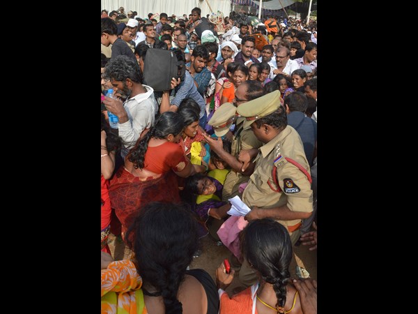 తోపులాట