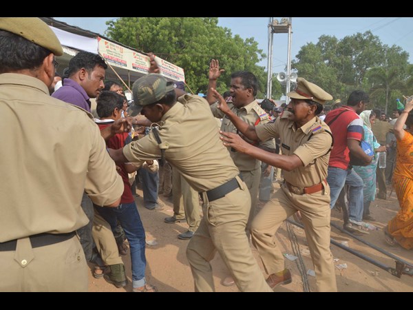 తోపులాట