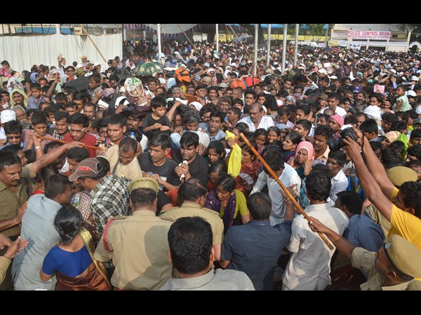 భారీ జనం, తోపులాట