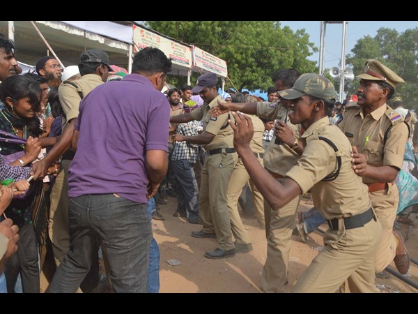 భారీ జనం, తోపులాట
