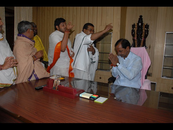 కెసిఆర్ పూజలు