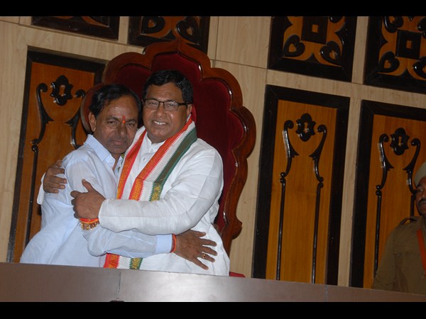 జానారెడ్డితో ఆలింగనం