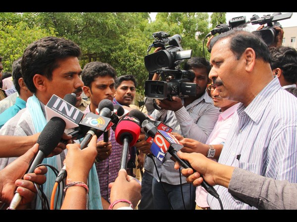 మాట్లాడుతున్న సిబ్బంది