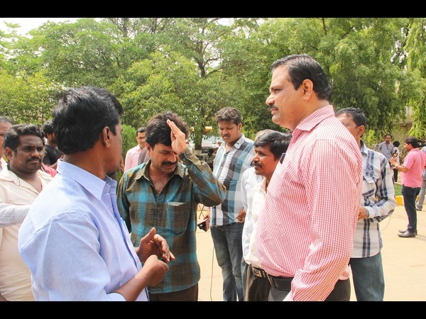 మాట్లాడుతున్న సిబ్బంది