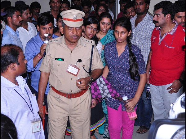 ఇలా ఓ విద్యార్థిని... ఇలా ఓ విద్యార్థిని...