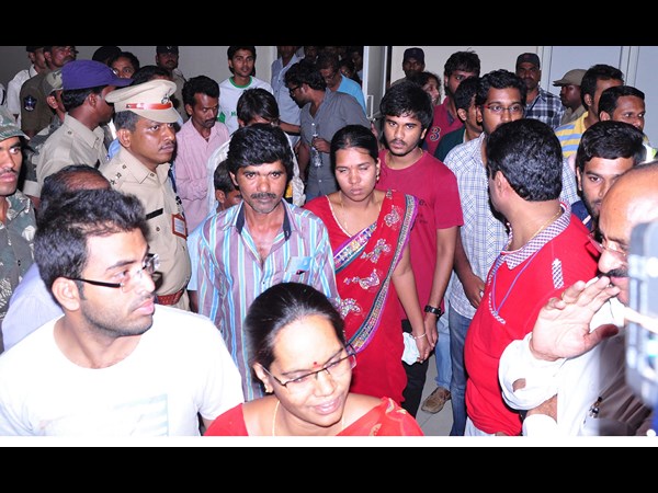 తమ పిల్లాడు బతికి ఉన్నందుకు.. తమ పిల్లాడు బతికి ఉన్నందుకు..