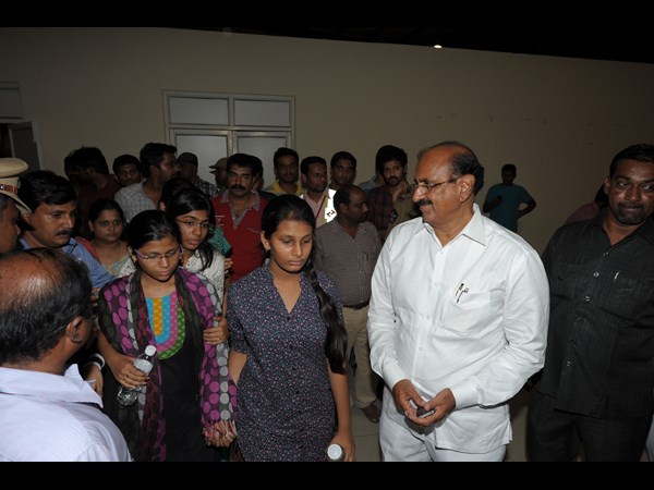 ఊపిరి పీల్చుకున్న కుటుంబ సభ్యులు.. ఊపిరి పీల్చుకున్న కుటుంబ సభ్యులు..