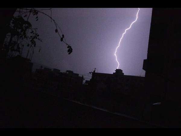 ఆకాశంలో మెరుపులు