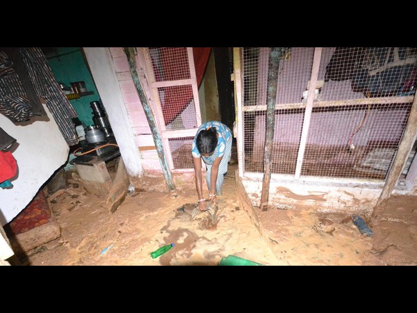 నీళ్లు ఎత్తిపోస్తూ...