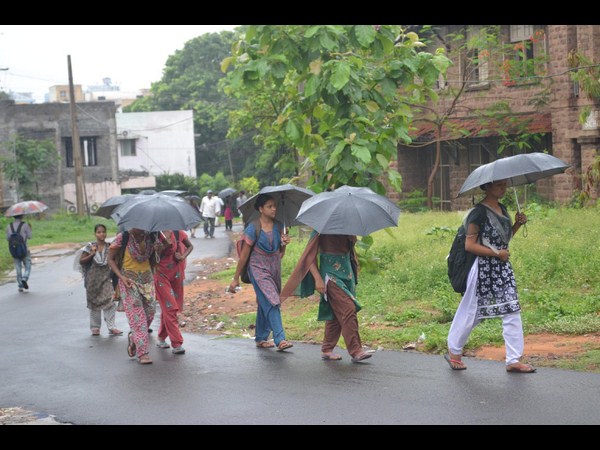 గొడుగుతో..