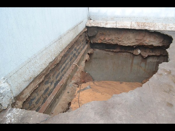 కూలిన ఇల్లు