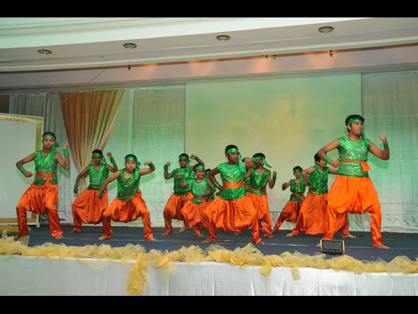 హిట్ సాంగ్స్ దుస్తుల్లో...